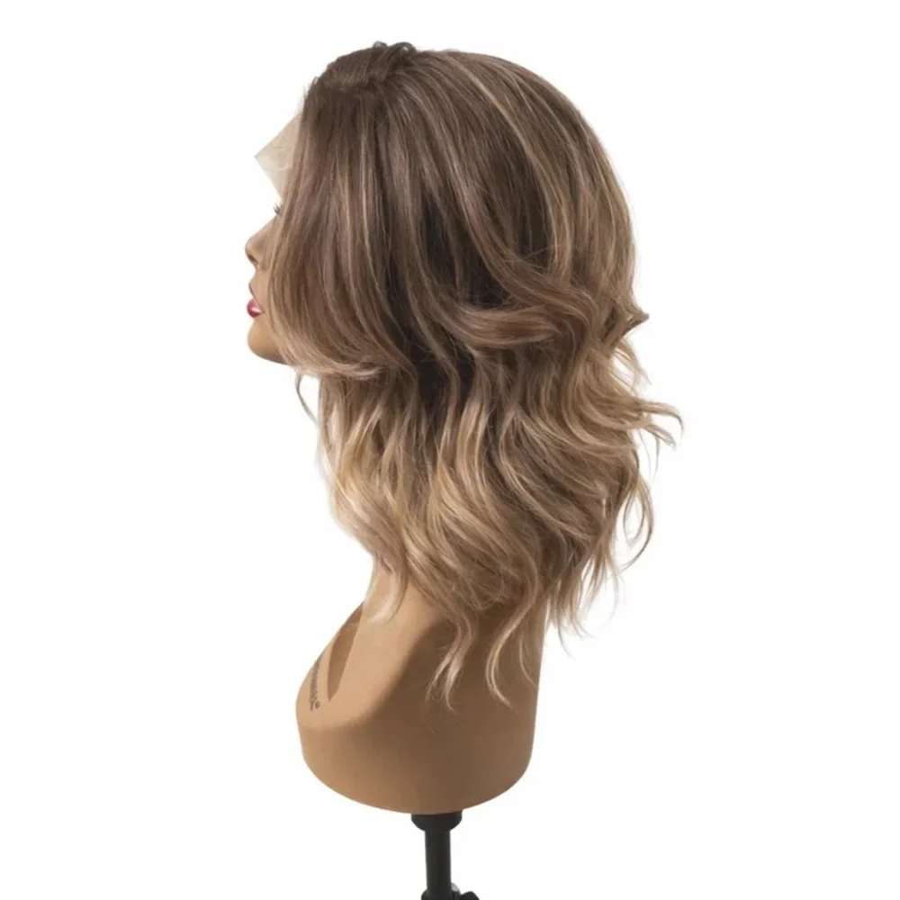 New with lace attached Chelsey smith cosmetics - Picture 3 of 7